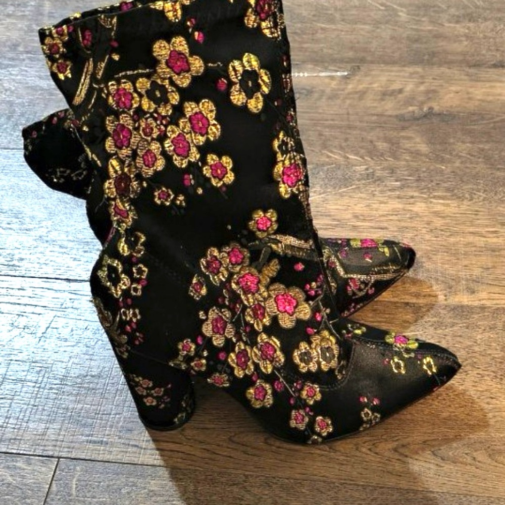 Cape Robbin Floral Embroidered Boots